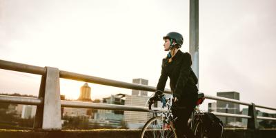 Nainen pyöräilee sillalla
