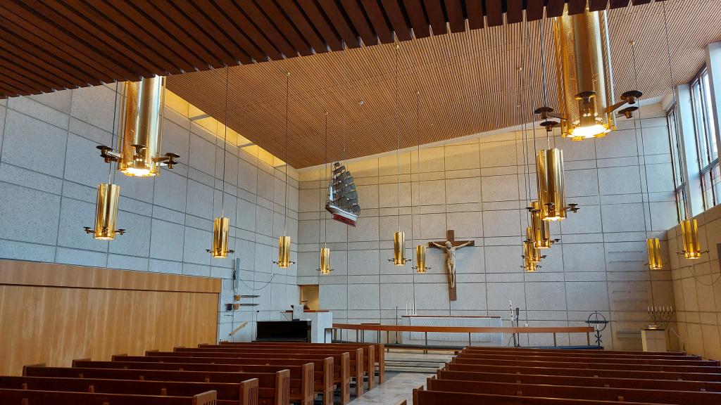 Lauttasaaren kirkon ruotsalainen kirkkosali.