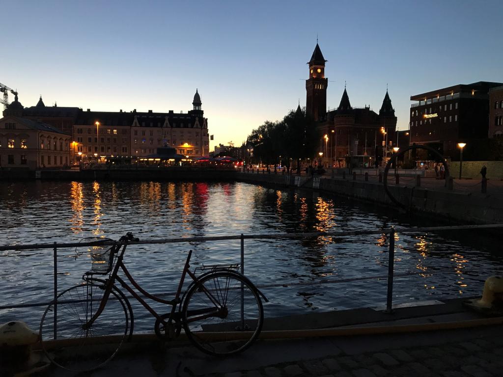 Cykel som lutar mot ett räck vid vattnet i Helsinborg 