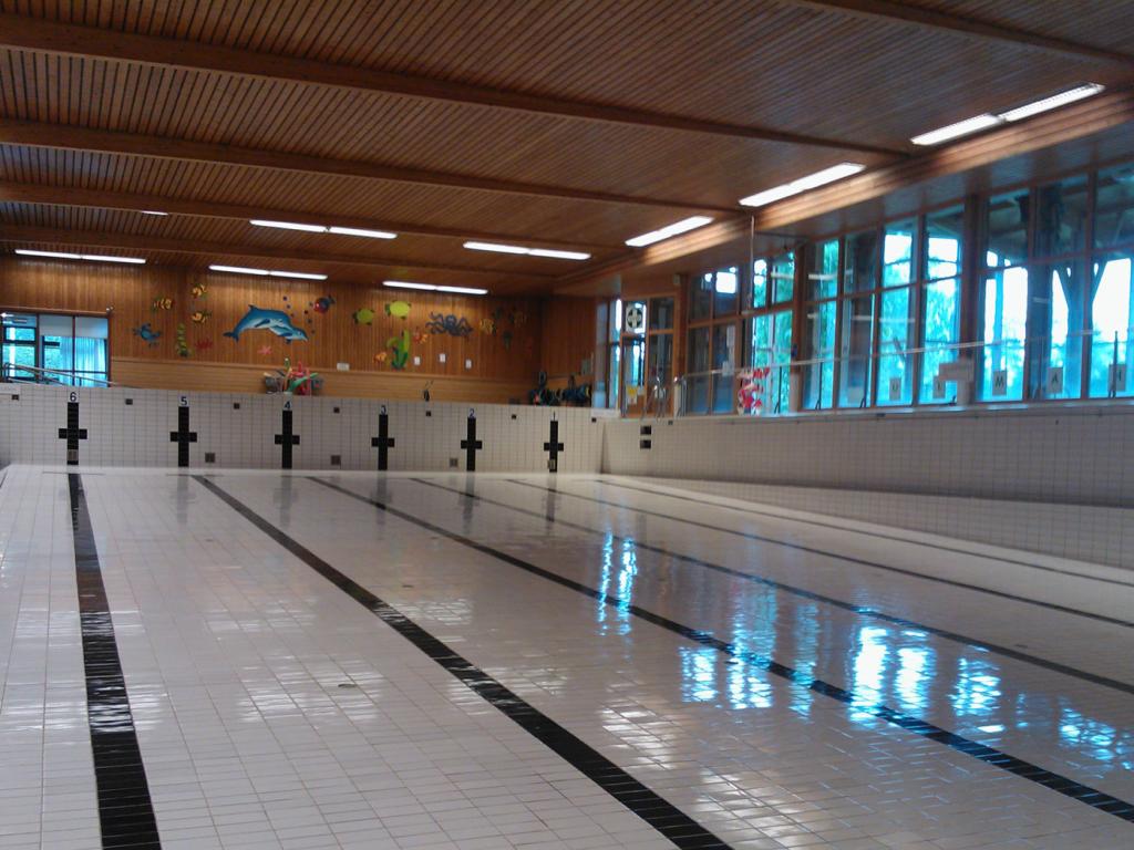 Heinolan uimahallin allas pohjalta kuvattuna ilman vettä.