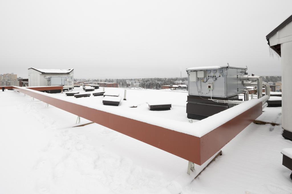 Poistoilman lämmöntalteenotolla varustetut huippuimurit yhtiön katolla