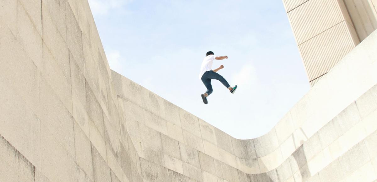Man jumping between buildings