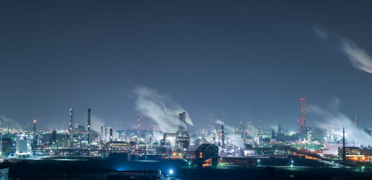 Industrieanlage bei Nacht