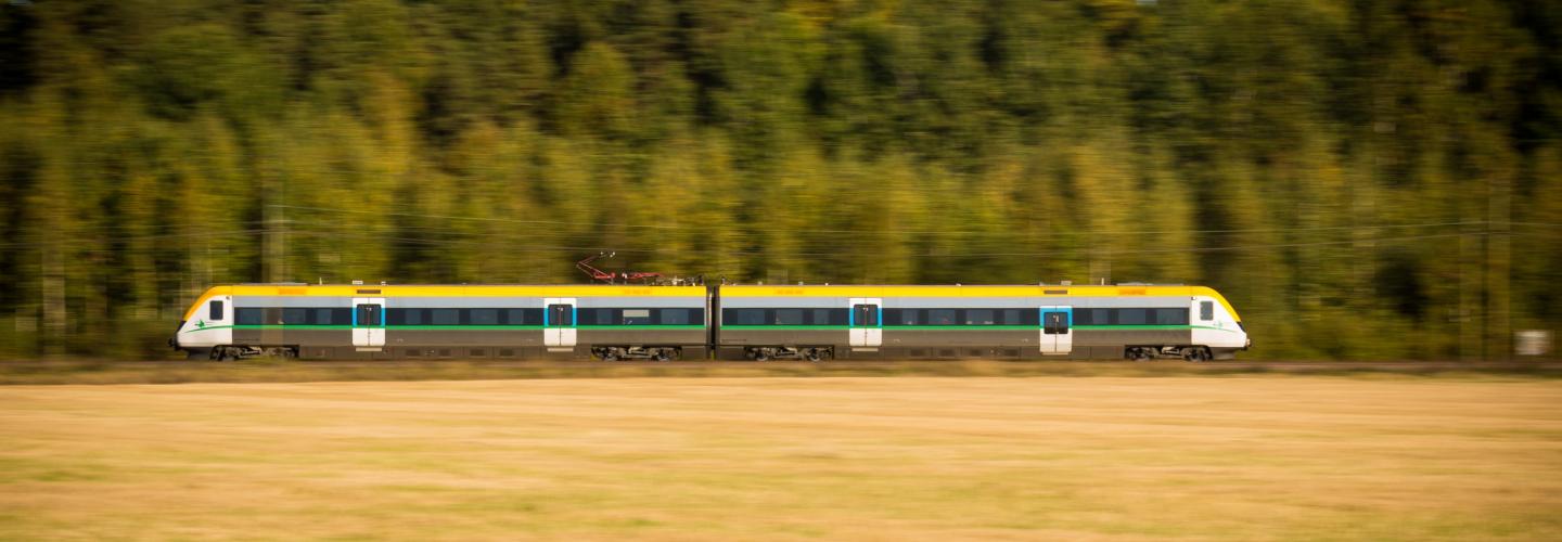 Bild på tåg som åker i höghastighet