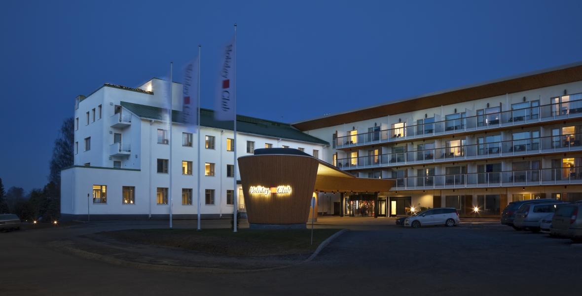 Holiday Club Saimaa -hotelli iltahämärässä