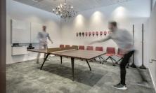Två personer spelar pingis på WSP kontoret