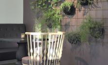 Bilde av stol og bord med plantevegg
