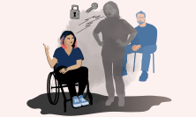 kvinna i rullstol hotas av skugga en man sitter längre bort. 