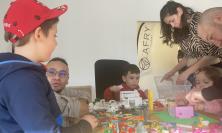 Kinder spielen am Legoday