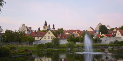 Almedalen at dusk with fountain