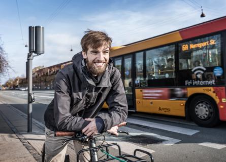 Mathias med cykel og bus i baggrunden