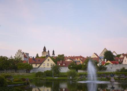 Almedalen at dusk with fountain