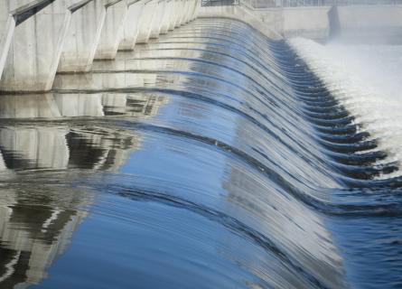 Obrázek zobrazuje vodní elektrárnu