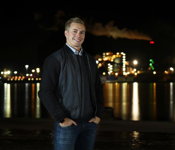 Kevin Rowa Engström med industri i bakgrund i Örnsköldsvik