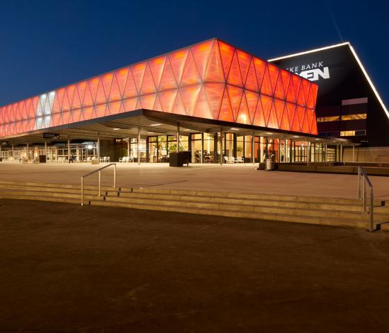 Boxen ankomstbygning med projektering på Texlon-facaden