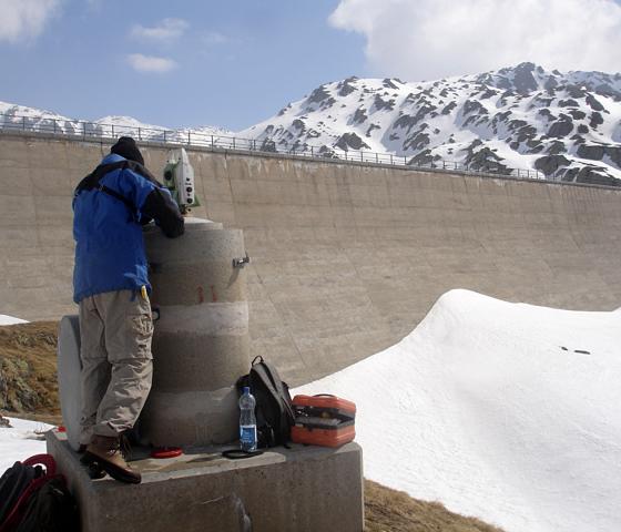 Winter control of Lucendro Dam