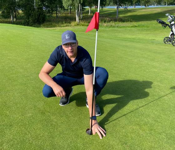 Employee Michael Sundvik at AFRY playing golf