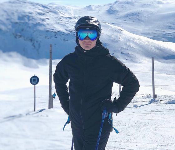 Adrian Bjurman skiing