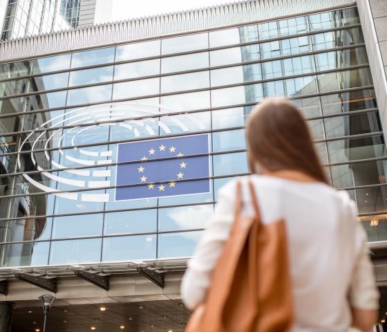 Woman standing infront of the EU parlament