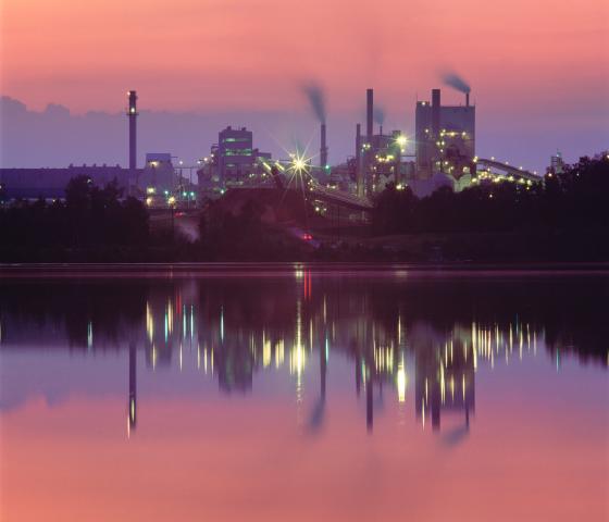 Industrieanlage  im Sonnenaufgang am See