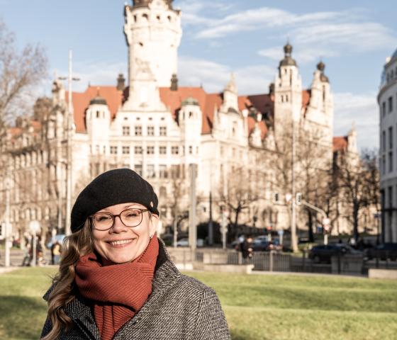 Frau im Winter bei Sonnenschein in Mannheim