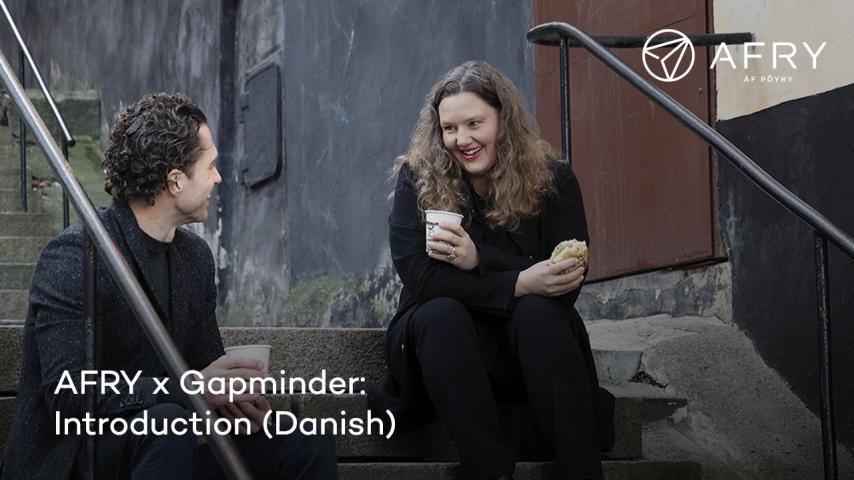 Jonas Gustavsson speaks with Anna Rosling Rönnlund on steps whilst drinking coffee